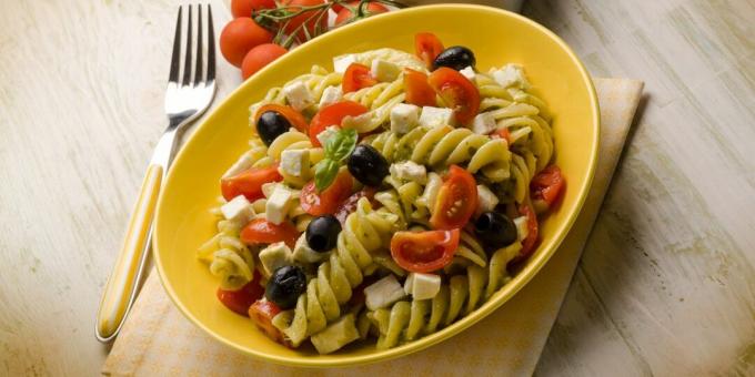Salat med pasta, tomat, oliven, mozzarella og sennepsdressing