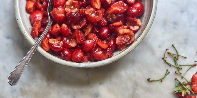 Red fruktsalat med jordbær og moreller