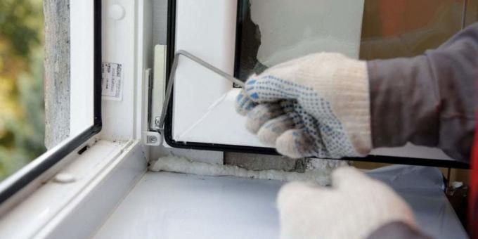 Hvordan du justerer plast vinduer: Juster det nedre hengselet