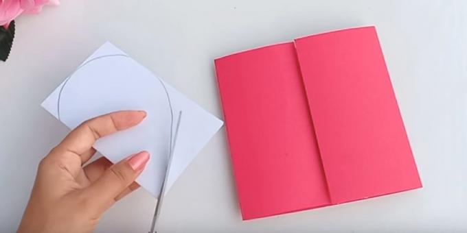 Bursdagskort med dine egne hender: maling på den ene siden av hvitt papir av hjertet og kutt langs konturen
