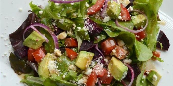 Vegetabilsk salat med rødbeter, avocado og spinat