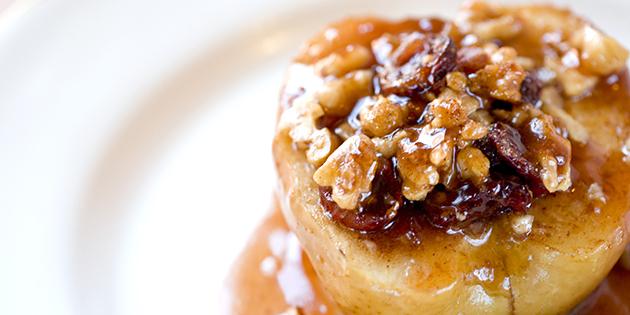 Enkle desserter: Bakte epler med valnøtter, rosiner og honning