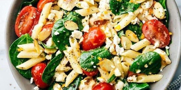 Salat med spinat og pasta