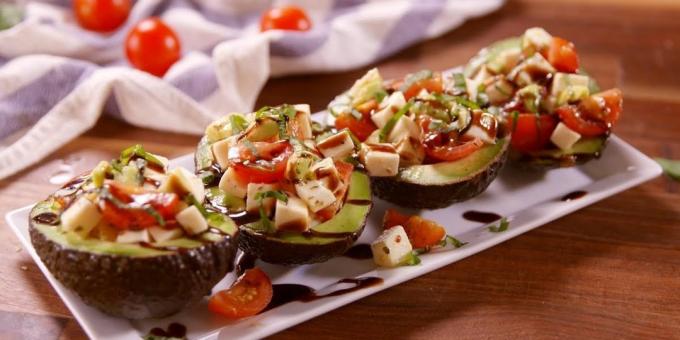 Oppskrifter: Salat med tomater og mozzarella i båter med avocado