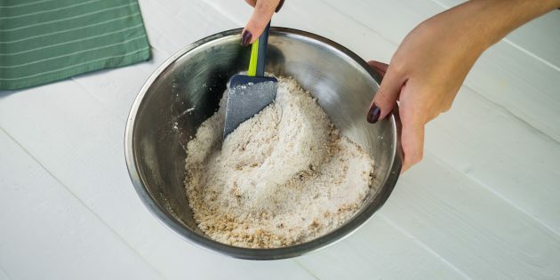 Pære og valnøttpai: rør tørre ingredienser til de er glatte