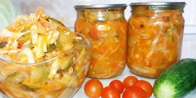 Salater av kål for vinteren: Kål salat med agurk, auberginer, paprika og tomater