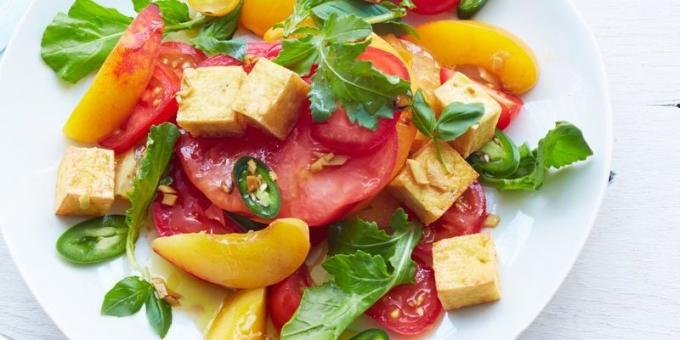 Salat med tomater. Krydret salat med tomat, arugula, fersken og tofu