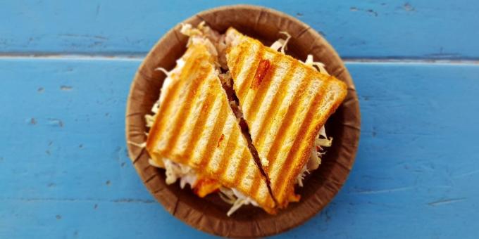 ost: Hot sandwich med kalkun, ost og arugula