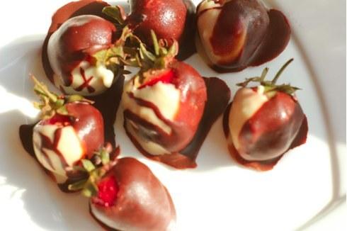 den mest deilig oppskrift: Jordbær i svart og hvit sjokolade