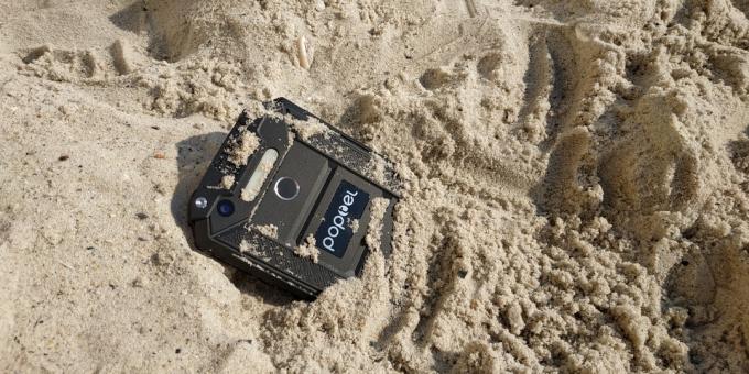 Beskyttet smarttelefon Poptel P9000 Max: I sanden