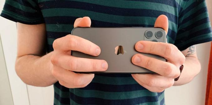 iPhone Pro 11: fingeren på kameraet