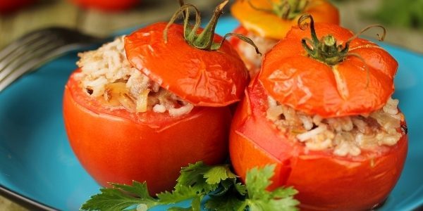 Bakte tomater fylt med svinekjøtt og ris