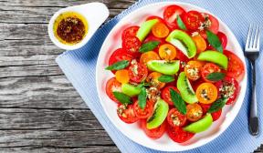 Kiwisalat med tomater og myntedressing