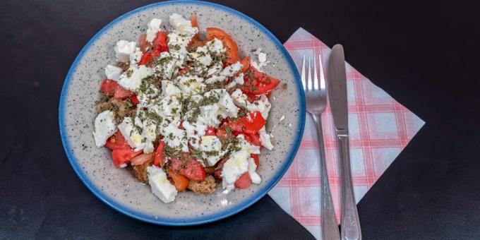 Dakos - gresk salat med krutonger, tomater og feta