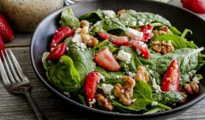 Salat med jordbær, spinat, nøtter og fetaost