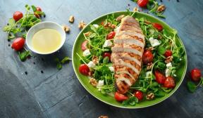 Salat med stekt kyllingbryst, grønnsaker og feta