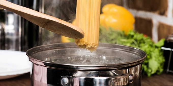 Hvorfor trenger ikke å helle vann fra pasta: litt hemmelig kokker