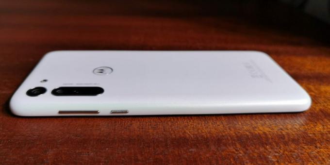 Motorola Moto G8: design og ergonomi