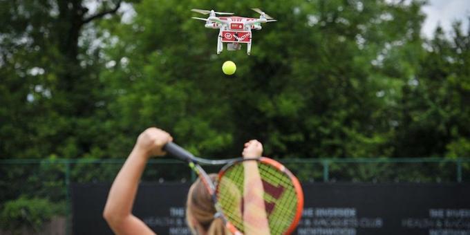 Drone hjelper tennisspillere