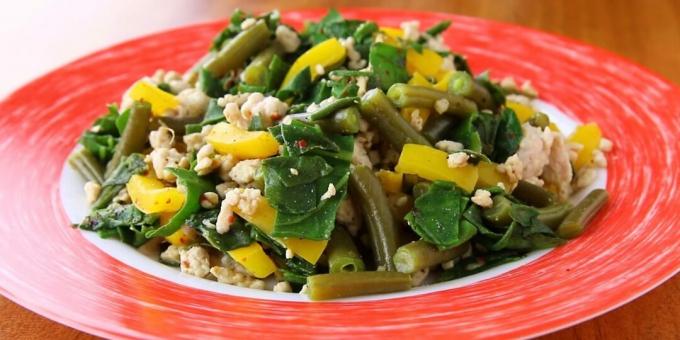 Diet kalkun lapskaus med grønne bønner, paprika og spinat: en enkel oppskrift