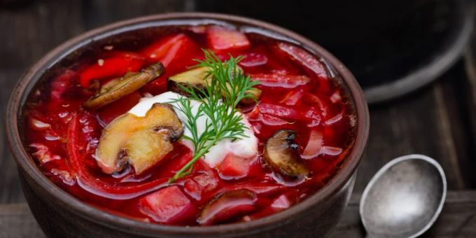 Sjampinjong suppe med rødbeter og kål