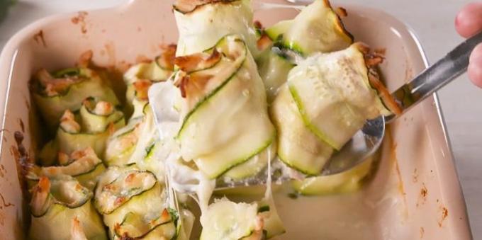 Squash i ovnen oppskrifter: Zucchini ruller med kylling og fløtesaus