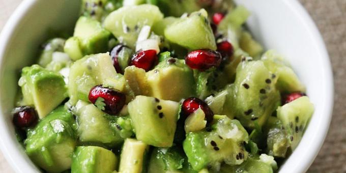 Oppskrifter: Salat med avokado, kiwi, granateple og chilipepper
