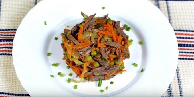 Salat med hermetisert erter, gulrøtter og kylling hjerter