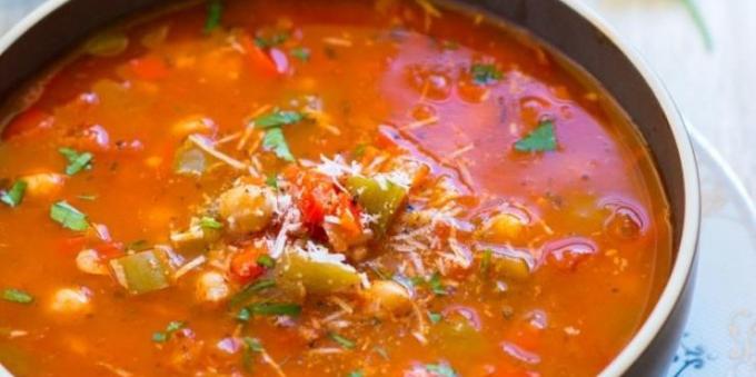 grønnsaksupper: suppe med paprika, tomater, kikerter og ris