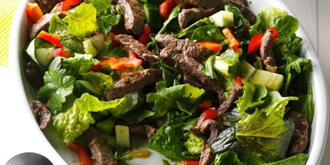 Beef retter: Spicy salat med biff og urter