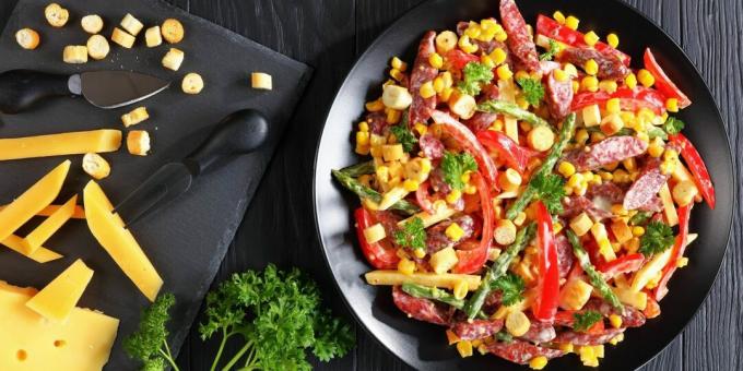 Salat med pølse, mais og paprika