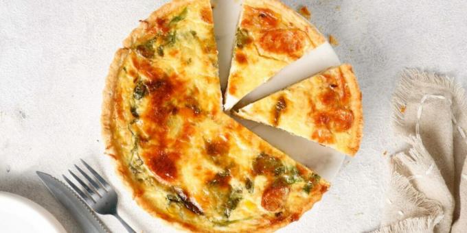 Quiche med suluguni, pølser og spinat