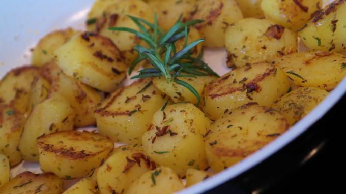 Hvordan steke poteter med løk, spisskummen og rosmarin