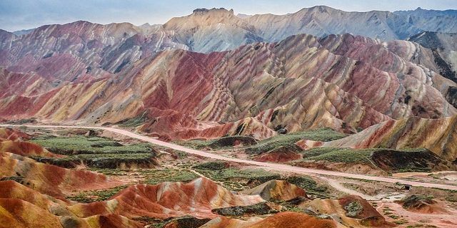 Asiatiske territorium bevisst tiltrekker seg turister: fargede åser Zhangye Danxia National Geological Park, Kina