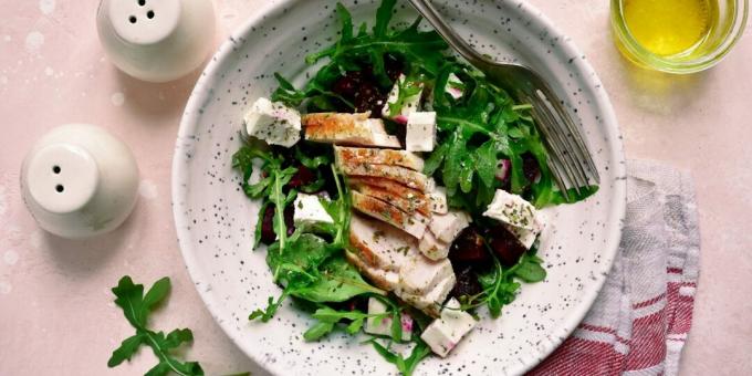 Salat med kylling, feta, rødbeter og senneps-soyadressing