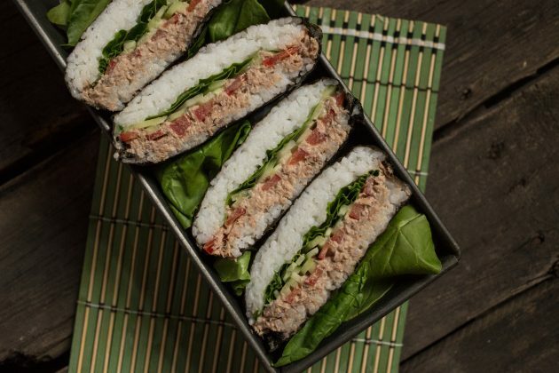 Den klassiske onigirazu-sushi-sandwichen kan serveres med eller uten soyasaus