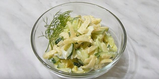 Retter fra en nepe: Salat med nepe, agurk og egg