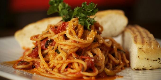 Snacks i all hast: pasta med tomater