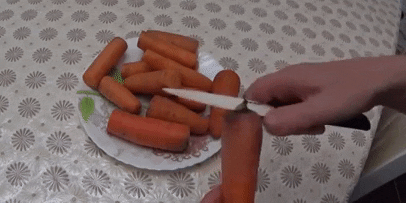 Hvordan du lagrer gulrøtter i kjøleskapet: Skjær gulrøtter i de tørre endene av begge sider