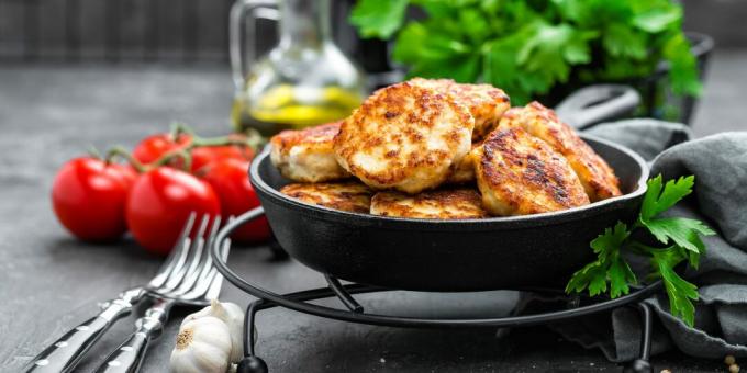 Hakkede kyllingkoteletter med brød i ovnen: en enkel oppskrift