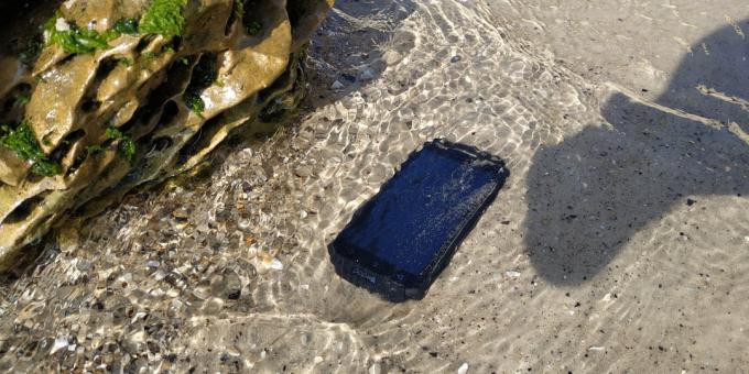 Beskyttet smarttelefon Poptel P9000 Max: Under vann