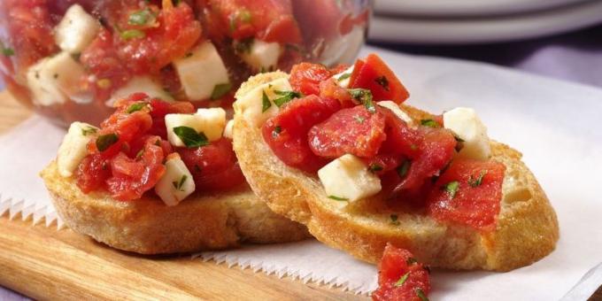 Enkle snacks: Crostini med tomater og mozzarella
