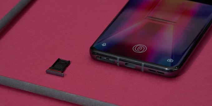 OnePlus 9 Pro: bunnen er SIM-skuffen, mikrofonen, USB Type-C og høyttaleren