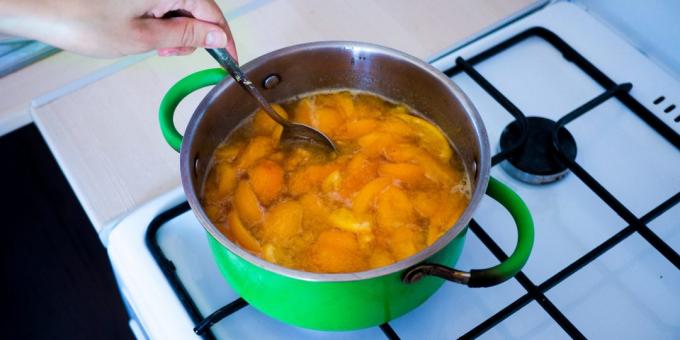 Jam fra aprikoser og appelsiner: stek i 20 minutter på lav varme