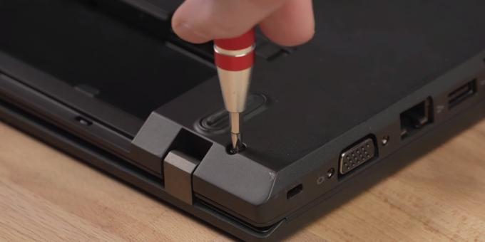 Slik kobler du en SSD til en bærbar datamaskin: Installer bakdekselet og batteriet