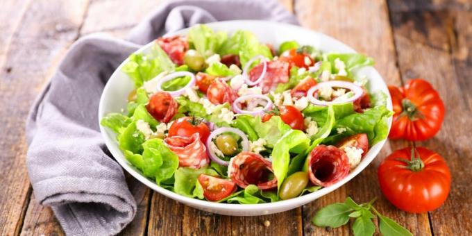 Salat med pølse og sitrondressing