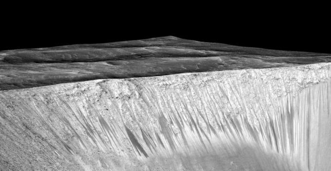 Vann på Mars eksisterer i flytende form