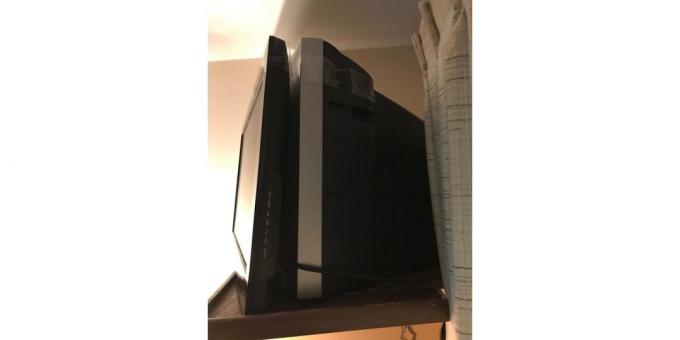 en TV på toppen av en annen