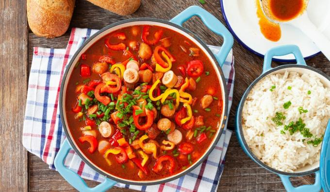 Ragout med paprika og pølser