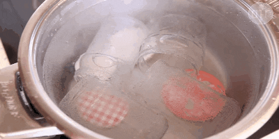 Hvordan å sterilisere glassene i kokende vann: Plasser glassene i en kjele med vann